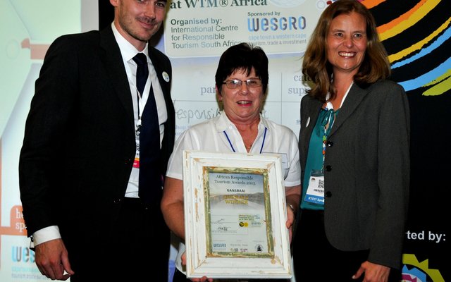  Vlnr is Tim Harris (Hoof Uitvoerende Direkteur: WESGRO), Glenda Kitley (Bestuurder: Gansbaai Toerisme) en Heidi van der Walt (Besturende Direkteur: Toerisme Afrika) tydens die oorhandiging van die sertifikaat vir Gansbaai as die Algehele Wenner (Argieffoto: Gansbaai Courant)  